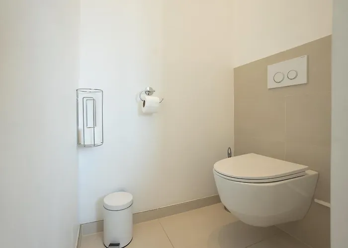 Spacious And Stylish Two-level Retreat * וינה