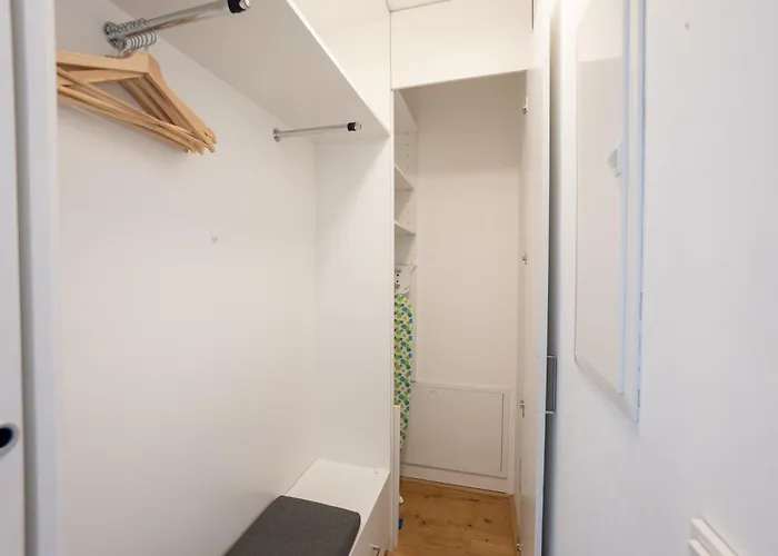 Spacious And Stylish Two-level Retreat דירה *