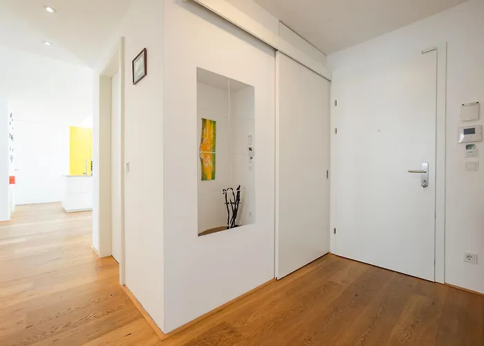 Spacious And Stylish Two-level Retreat וינה