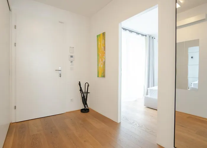 Spacious And Stylish Two-level Retreat * וינה