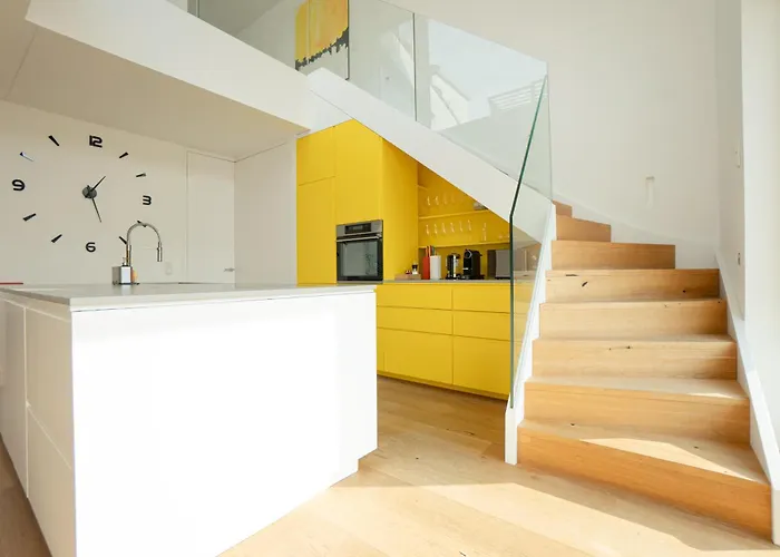 Spacious And Stylish Two-level Retreat דירה *