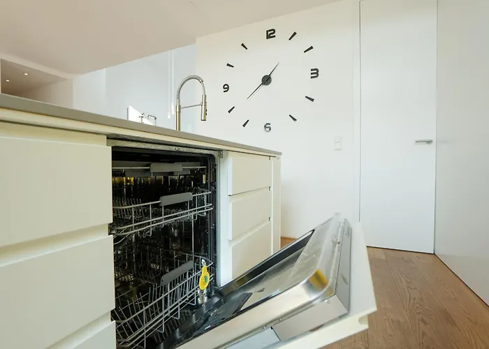 דירה Spacious And Stylish Two-level Retreat *