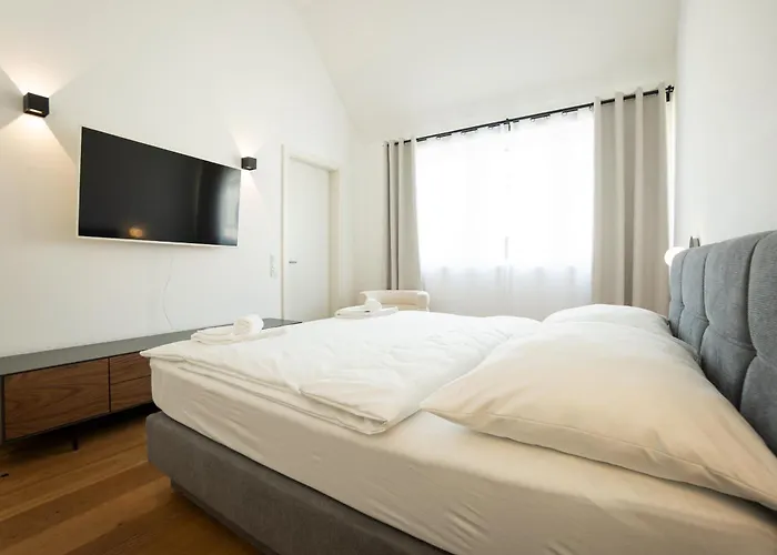 דירה Spacious And Stylish Two-level Retreat