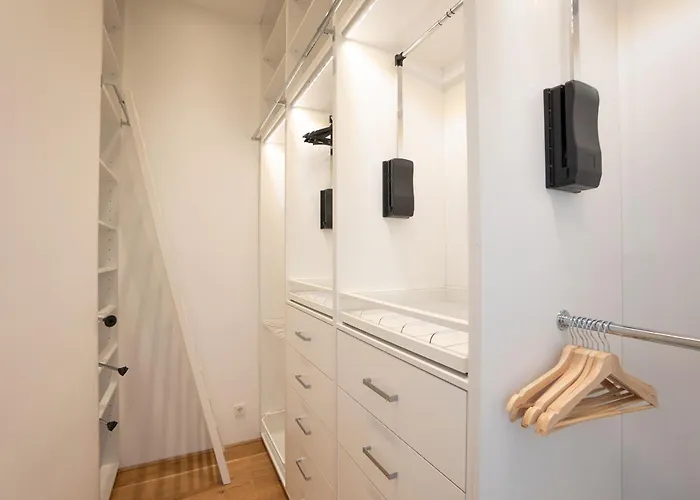 Spacious And Stylish Two-level Retreat * וינה
