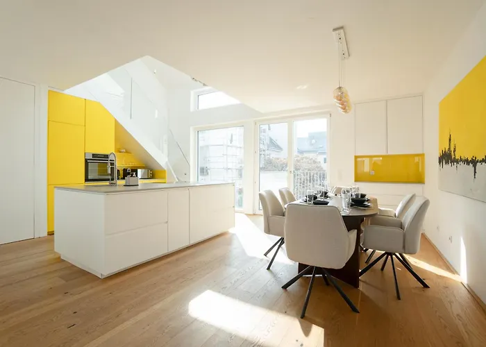 דירה Spacious And Stylish Two-level Retreat