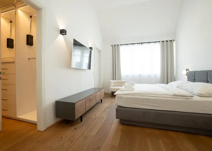 Spacious And Stylish Two-level Retreat דירה