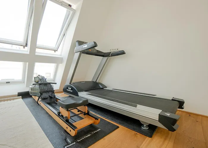דירה Spacious And Stylish Two-level Retreat
