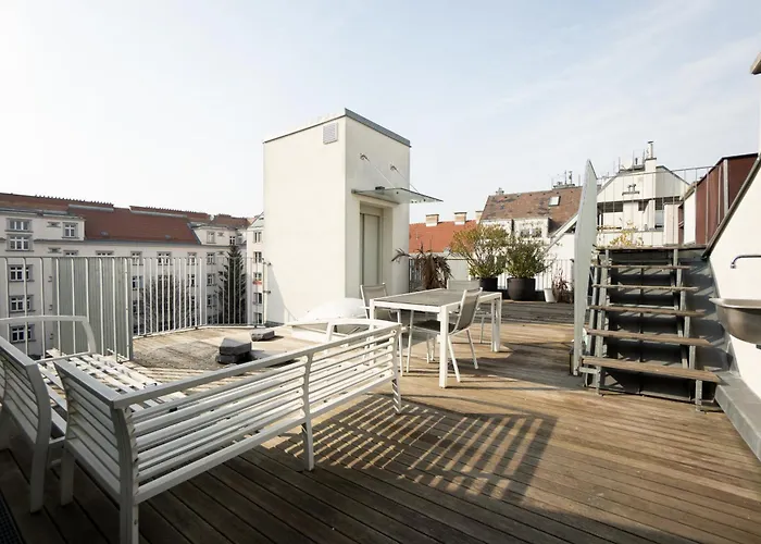 Spacious And Stylish Two-level Retreat דירה