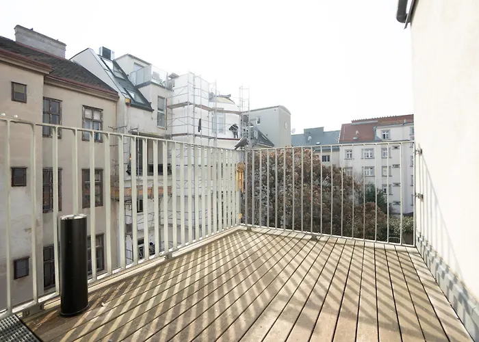 דירה Spacious And Stylish Two-level Retreat *