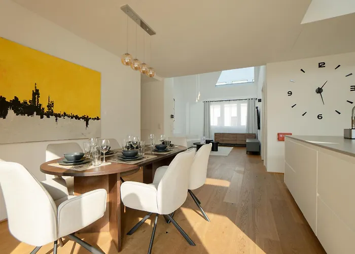 Spacious And Stylish Two-level Retreat דירה *
