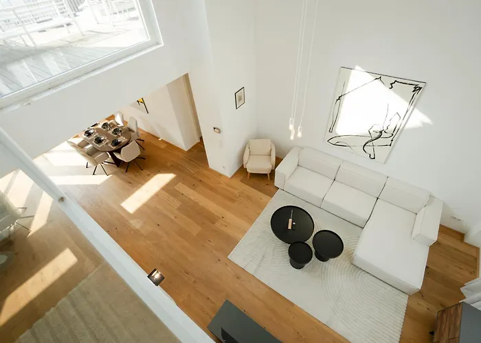 Spacious And Stylish Two-level Retreat דירה